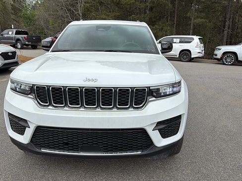 Certified 2024 Jeep Grand Cherokee Laredo AWD/4WD image 3