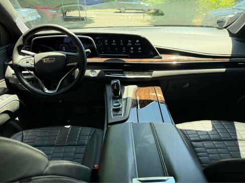 Used 2022 Cadillac Escalade Sport Platinum w/ Heavy-Duty Trailer Package AWD/4WD image 7