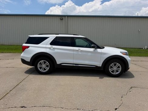 Used 2021 Ford Explorer XLT AWD/4WD image 2
