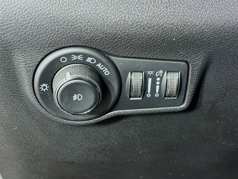 Used 2023 Jeep Compass Latitude image 11