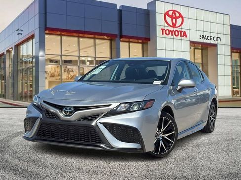 Used 2023 Toyota Camry SE image 1