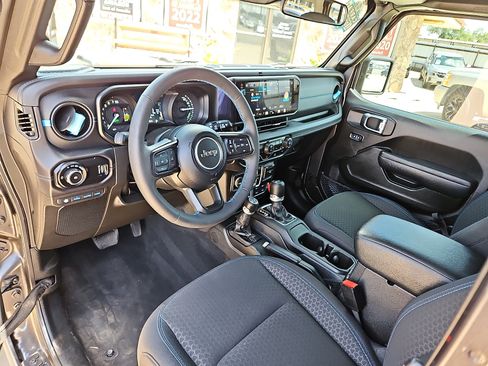 Used 2025 Jeep Wrangler Unlimited Rubicon 4xe w/ Convenience Group AWD/4WD image 10