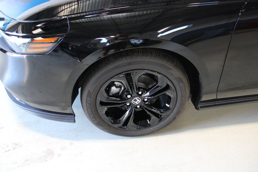 Used 2025 Honda Accord SE image 4