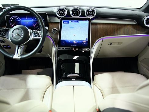 Used 2025 Mercedes-Benz GLC 300 4MATIC image 4