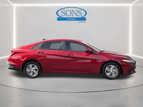 Used 2025 Hyundai Elantra SE FWD image 21