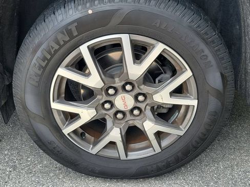 Used 2020 GMC Acadia SLE w/ Driver Convenience Package FWD image 4