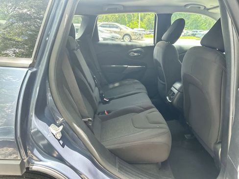 Used 2021 Jeep Cherokee Latitude FWD image 13