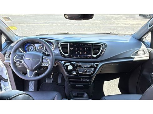 Used 2025 Chrysler Pacifica Select FWD image 28