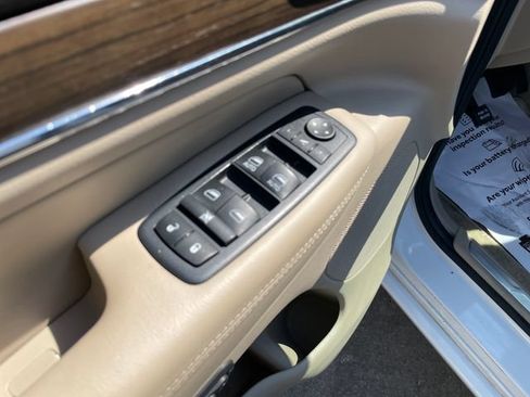 Used 2017 Jeep Grand Cherokee Overland AWD/4WD image 12
