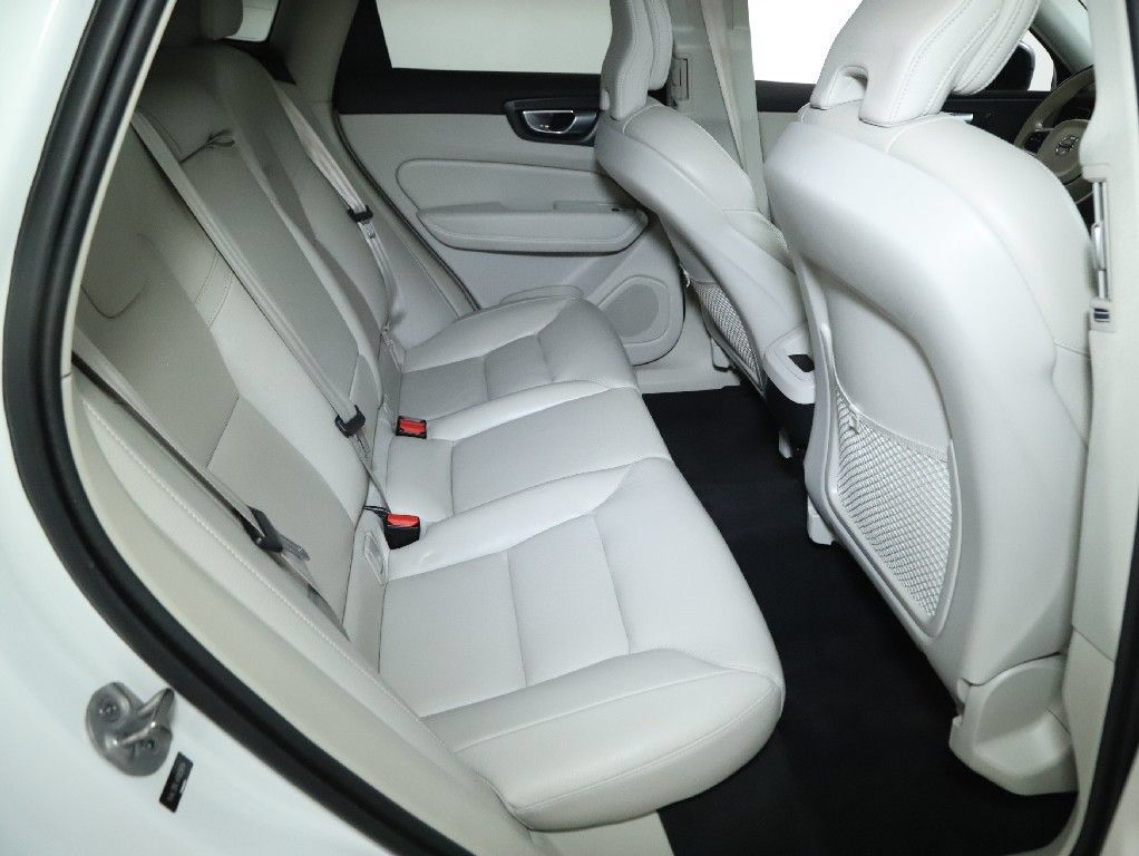 Used 2024 Volvo XC60 B5 Plus AWD/4WD image 34