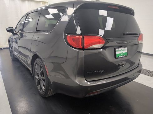 Used 2020 Chrysler Pacifica Touring w/ S Appearance Package FWD image 3