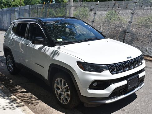 Used 2025 Jeep Compass Limited AWD/4WD image 4