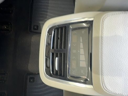 Certified 2022 Volvo XC90 T6 Momentum w/ Advanced Package image 20