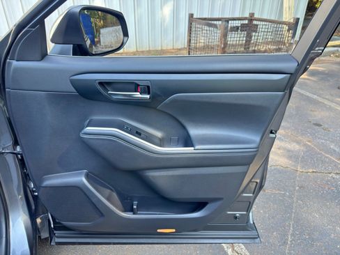 Used 2021 Toyota Highlander XLE FWD image 40