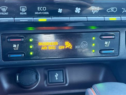Used 2022 Toyota RAV4 Limited AWD/4WD image 21