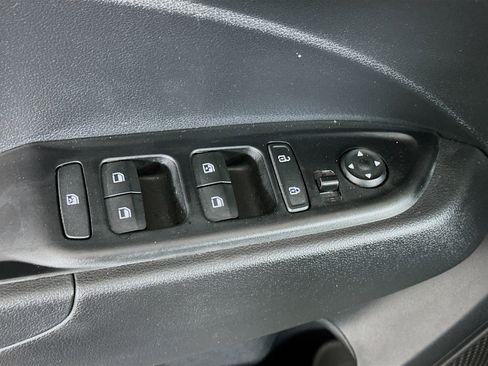 Used 2025 Hyundai Venue SEL image 15