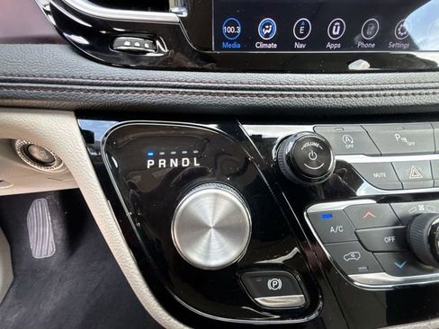 Used 2020 Chrysler Pacifica Limited image 14