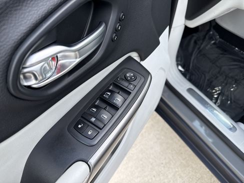 Used 2019 Jeep Cherokee Limited AWD/4WD image 14