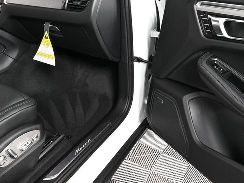 Certified 2026 Porsche Macan AWD/4WD image 26