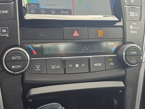 Used 2015 Toyota Camry XLE w/ Moonroof Package FWD image 33