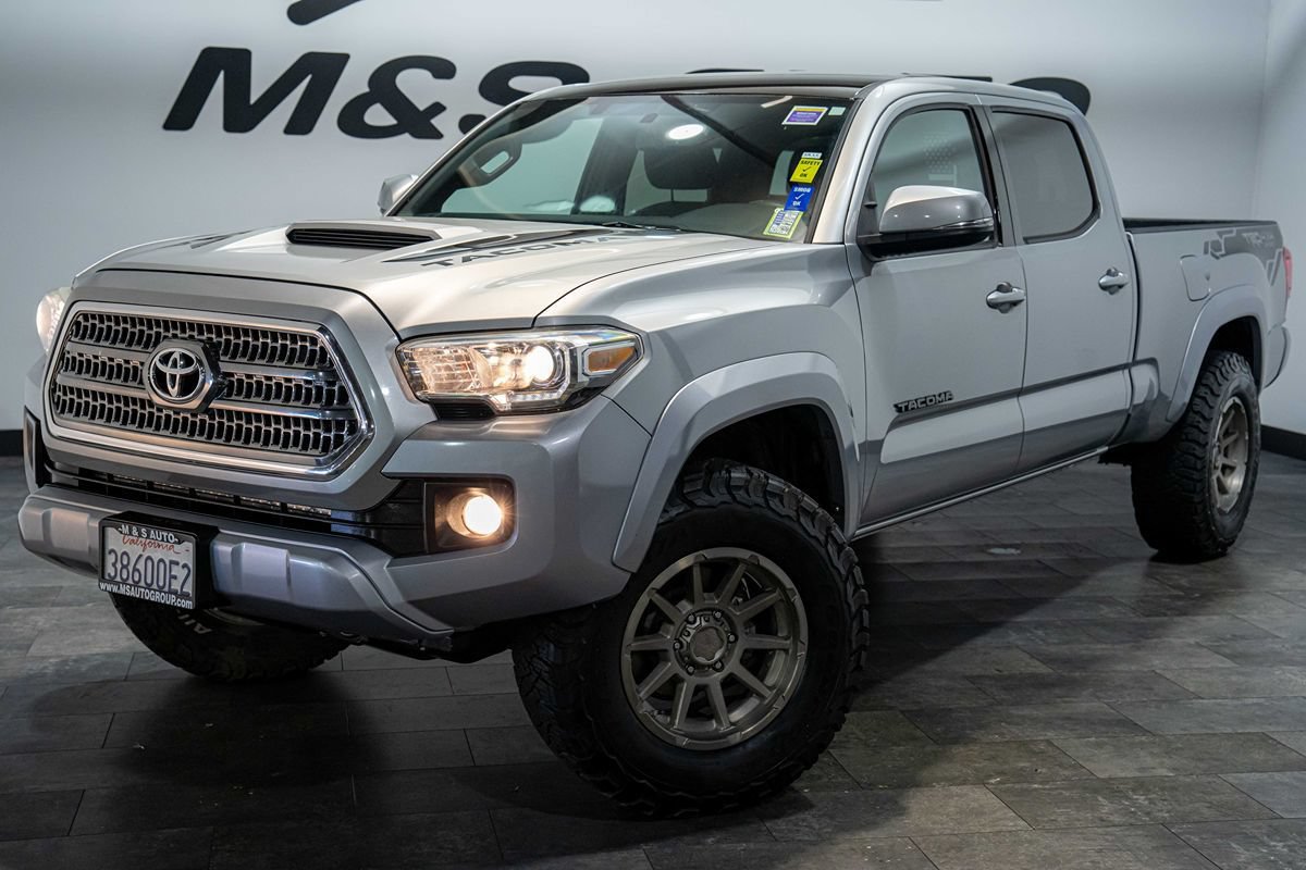 Used 2017 Toyota Tacoma TRD Sport w/ Tow Package AWD/4WD image 2