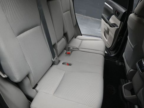 Used 2019 Toyota Highlander LE image 24