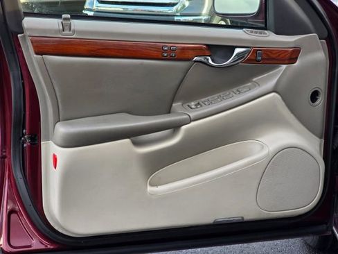 Used 2002 Cadillac De Ville w/ Comfort/Convenience Pkg image 24