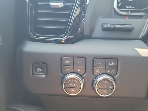 Used 2023 GMC Sierra 1500 AT4 w/ AT4 Premium Package AWD/4WD image 17