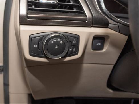 Used 2017 Ford Fusion SE w/ Fusion SE Technology Package image 13