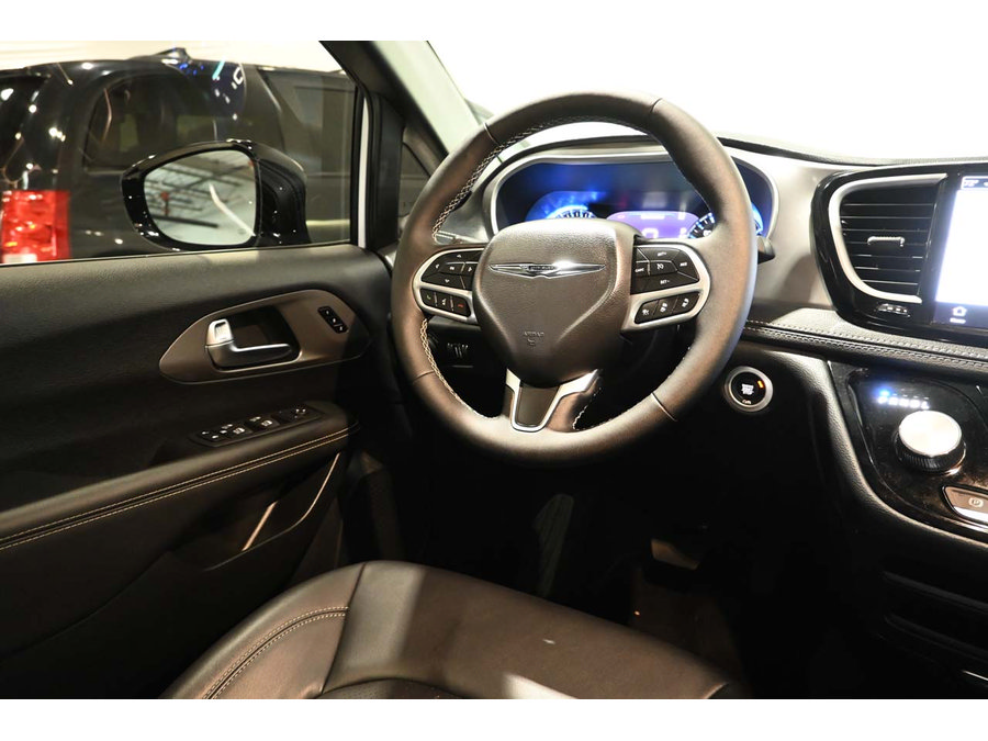 Used 2025 Chrysler Pacifica Select FWD image 25