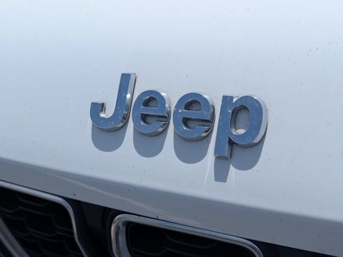 Used 2023 Jeep Grand Cherokee Laredo RWD image 11