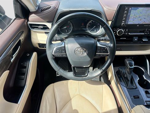 Used 2020 Toyota Highlander Limited image 23