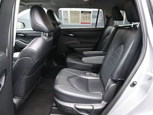 Used 2023 Toyota Highlander XLE image 10