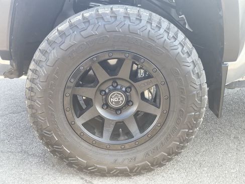 Used 2024 Toyota Tacoma TRD Off-Road w/ TRD Off Road Upgrade Package AWD/4WD image 10