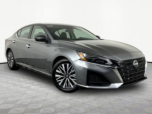 Certified 2024 Nissan Altima 2.5 SV FWD image 3