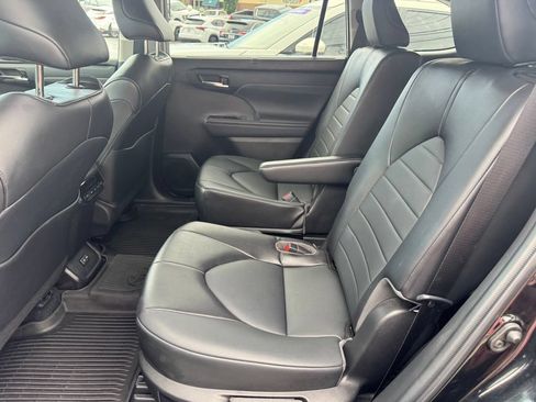 Used 2022 Toyota Highlander XLE AWD/4WD image 12