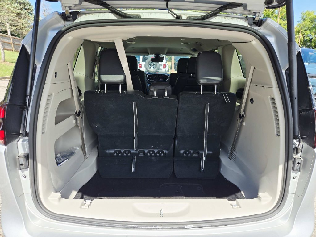 Used 2024 Chrysler Pacifica Touring-L FWD image 14
