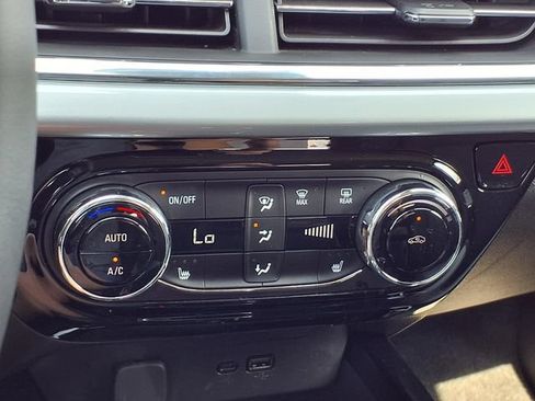 Used 2025 Chevrolet Trax LT w/ LT Convenience Package FWD image 12