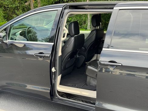 Used 2023 Chrysler Pacifica Touring-L FWD image 11