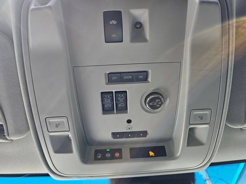 Used 2018 Cadillac Escalade Premium Luxury w/ LPO, Radiant Package AWD/4WD image 35