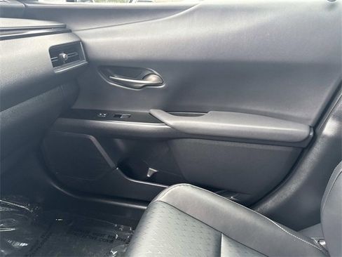 Certified 2022 Lexus UX 200 w/ Accessory Package (Z2) image 21