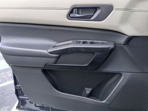 Used 2024 Nissan Pathfinder SV image 13