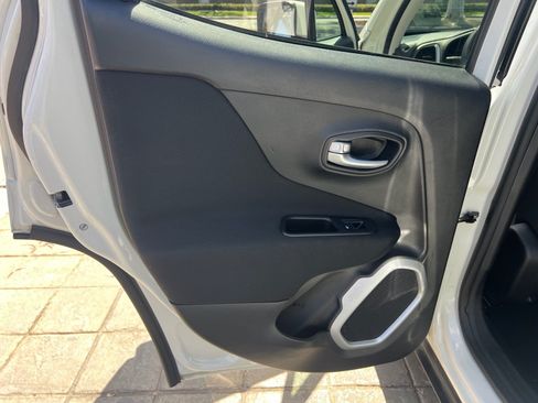 Used 2019 Jeep Renegade Latitude w/ UConnect 8.4 Nav Group FWD image 26