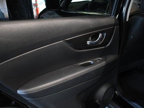 Used 2019 Nissan Rogue SV AWD/4WD image 17