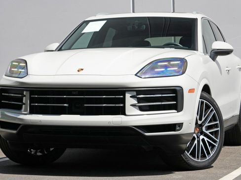 Used 2025 Porsche Cayenne w/ Premium Package Plus AWD/4WD image 3