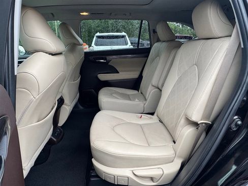 Used 2020 Toyota Highlander Platinum FWD image 19
