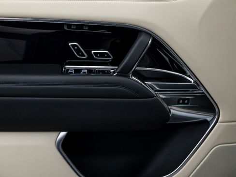Used 2023 Land Rover Range Rover Long Wheelbase SE image 14