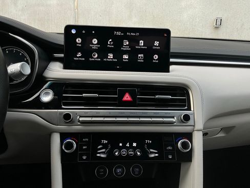 Used 2025 Genesis G70 2.5T image 26