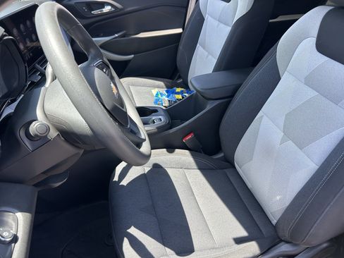 Used 2025 Chevrolet Trax LS w/ LS Convenience Package FWD image 13