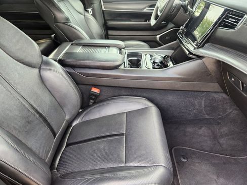 Used 2024 Jeep Wagoneer Series II w/ Flexible Seating Group AWD/4WD image 19